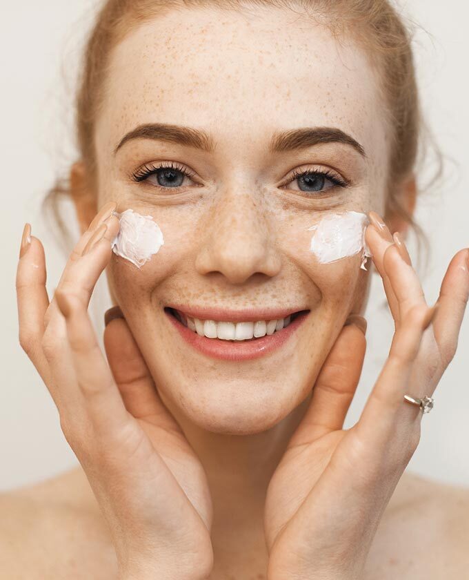 Applicazione cream viso pro-age vegan e clean
